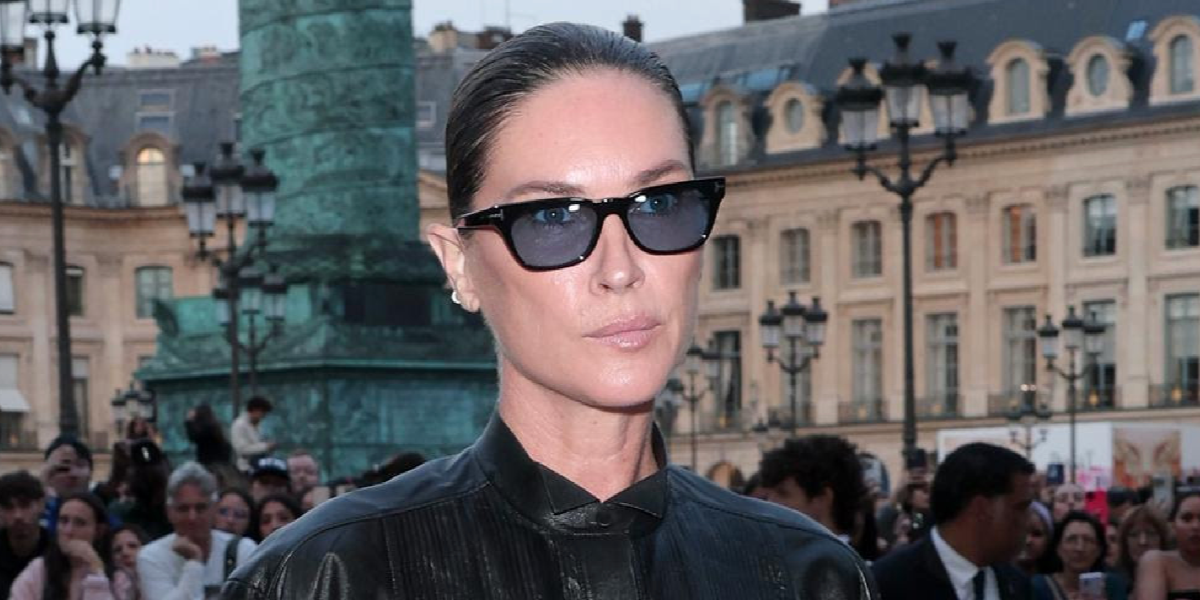 Erin Wasson was seen wearing black Tom Ford Penn-02 TF1362 01V sunglasses with light blue lenses at the Tom Ford Spring/Summer 2026 fashion show during Paris Fashion Week. Shop online now on Pretavoir