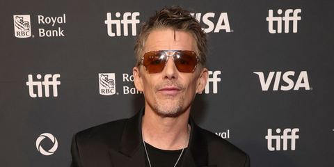 Ethan Hawke was seen wearing Bottega Veneta BV1012S 003 aviator sunglasses at the Toronto International Film Festival 2025. Shop online now on Pretavoir