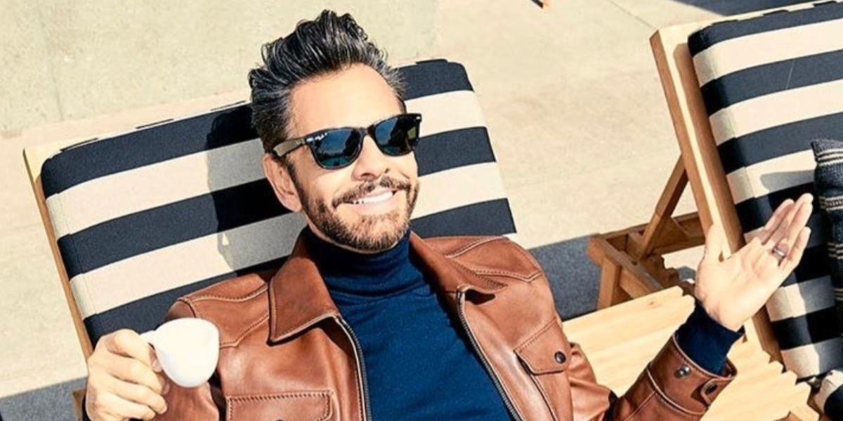 Mexican actor Eugenio Derbez was seen wearing black Ray-Ban New Wayfarer 2132 901/58 Polarised sunglasses in his Instagram post, August 2021.