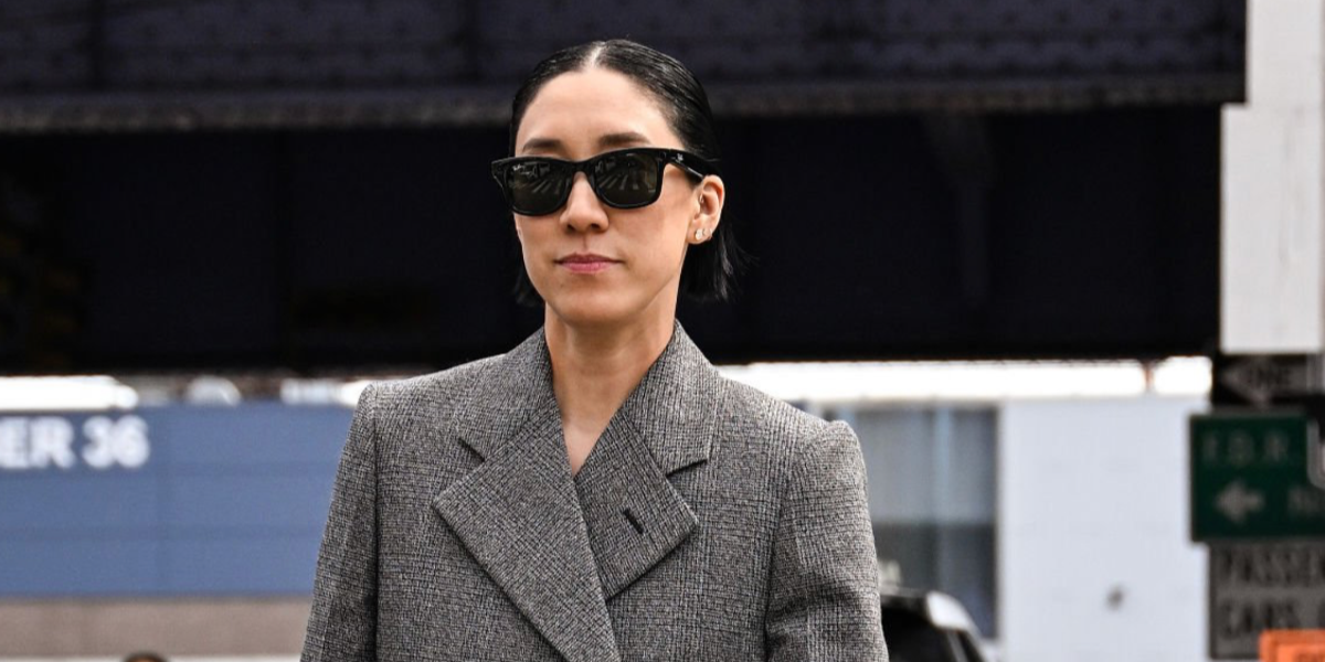 Fashion executive Eva Chen was seen wearing black Ray-Ban Meta Wayfarer RW4006 601/71 Smart Glasses during New York Fashion Week season Spring/Summer 2026. Shop online now on Pretavoir