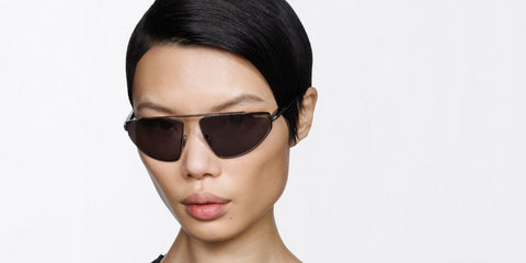 Female model wears Tom Ford Parker-02 TF1399 13A grey metal sunglasses