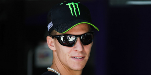 French motorcycle racer Fabio Quartararo  was seen wearing black Oakley Lateralis OO9431 02 Prizm sunglasses at the MotoGP of Malaysia 2025. Shop online now non Pretavoir