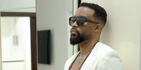 Fally Ipupa was seen wearing black Tom Ford Thor TF777-N 01A sunglasses with grey lenses during his performance in Abidjan, Ivory Coast