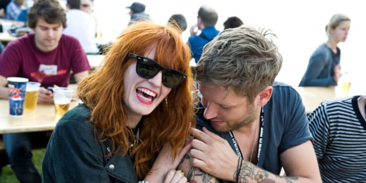Florence Welch was seen wearing black Ray-Ban Blaze Wayfarer RB 4440N 601/71 sunglasses. Shop online now on Pretavoir