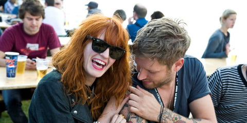 Florence Welch was seen wearing black Ray-Ban Blaze Wayfarer RB 4440N 601/71 sunglasses. Shop online now on Pretavoir