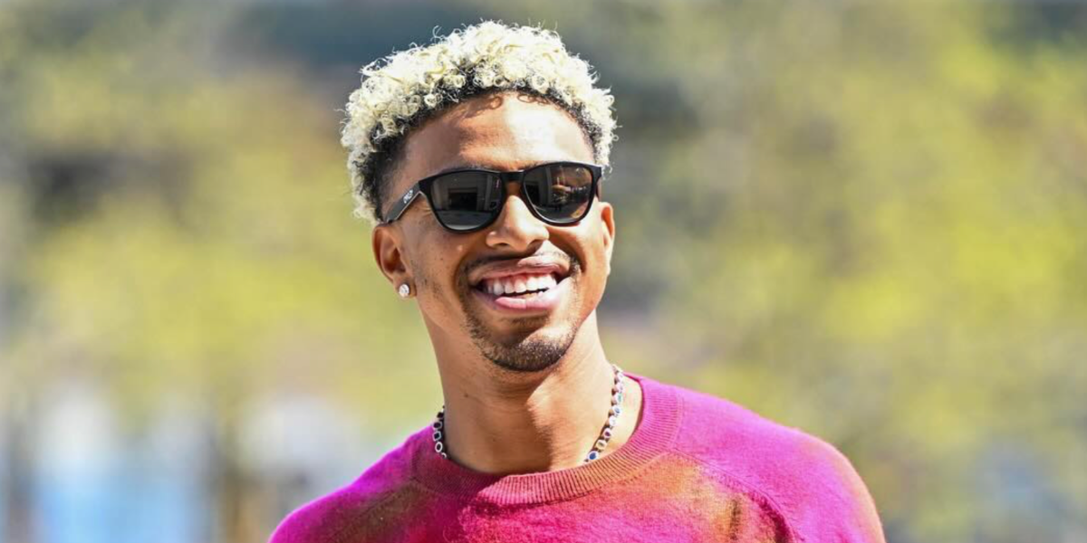 Baseball player Francisco Lindor was seen wearing black Oakley Frogskins OO9013 24-306 sunglasses with dark grey lenses in April 2024. Shop online now on Pretavoir