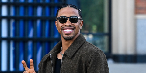 Baseball player Francisco Lindor was seen wearing black Oakley Pitchman R OO9439 01 Prizm sunglasses in September 2024. Shop online now on Pretavoir