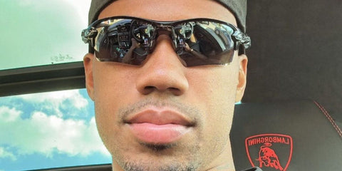 Brazilian footballer Gabriel Magalhaes was seen wearing black Oakley Flak 2.0 XL OO9188 96 Prizm Polarised sunglasses in his Instagram story, September 2024. Shop online now on Pretavoir