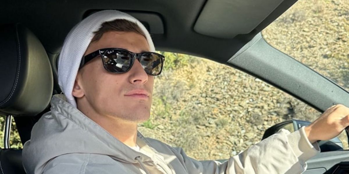 Spanish football player Pablo Gavi was seen wearing black Ray-Ban New Wayfarer 2132 901/58 Polarised sunglasses in his Instagram post. Shop online now on Pretavoir