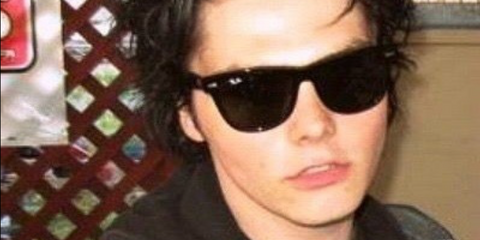 My Chemical Romance frontman and The Umbrella Academu creator Gerard Way was seen wearing the iconic Ray-Ban Wayfarer 2140 901 Black sunglasses. Shop online now on Pretavoir