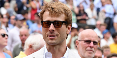 Glen Powell was seen wearing bicoloured Oliver Peoples N.04 Sun OV5552SU 1777/53 sunglasses at the Wimbledon Tennis Championships 2025. Shop online now on Pretavoir