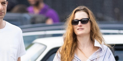 Actress Grace Gummer, daughter of Meryl Streep and wife of DJ Mark Ronson, was seen wearing black Bottega Veneta BV1143S 001 sunglasses in New York City, June 2023. Shop online now on Pretavoir
