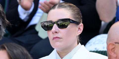 Film director Greta Gerwig was seen wearing black Ray-Ban Zena RB 4430 6677/87 sunglasses at the Wimbledon Tennis Championships 2025. Shop online now on Pretavoir