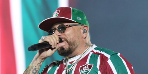Italian rapper Gue Pequeno was seen wearing Cartier CT0439S 004 hexagonal rimless sunglasses with green temple and lenses at the Red Valley Festival in Olbia, Italy, August 2024. Shop online now on Pretavoir
