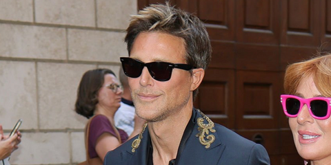 Brazilian content creator Gui Siqueira was seen wearing the iconic Ray-Ban Wayfarer 2140 901 Black sunglasses at the Dolce & Gabbana Alta Moda presentation in Rome, Italy, July 2025. Shop online now on Pretavoir