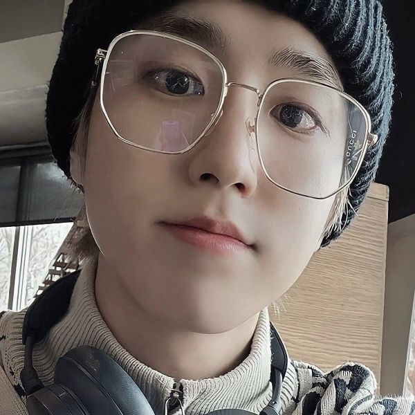 South Korean rapper Han Jisung of K-Pop group Stray Kids was seen wearing Gucci GG0396S 001 Gold sunglasses in a social media post.