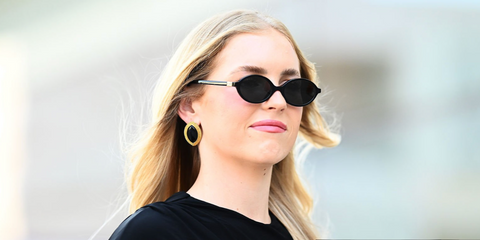 Hannah St John, girlfriend of New Zealand Formula racer Liam Lawson, was seen wearing black Miu Miu MU 04ZS 1AB5S0 oval sunglasses at the F1 Qatar Grand Prix 2025.
