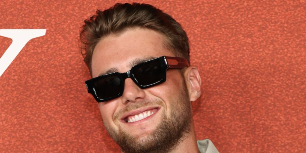 Harry Jowsey wears Saint Laurent SL 572 black sunglasses - buy online at Pretavoir.