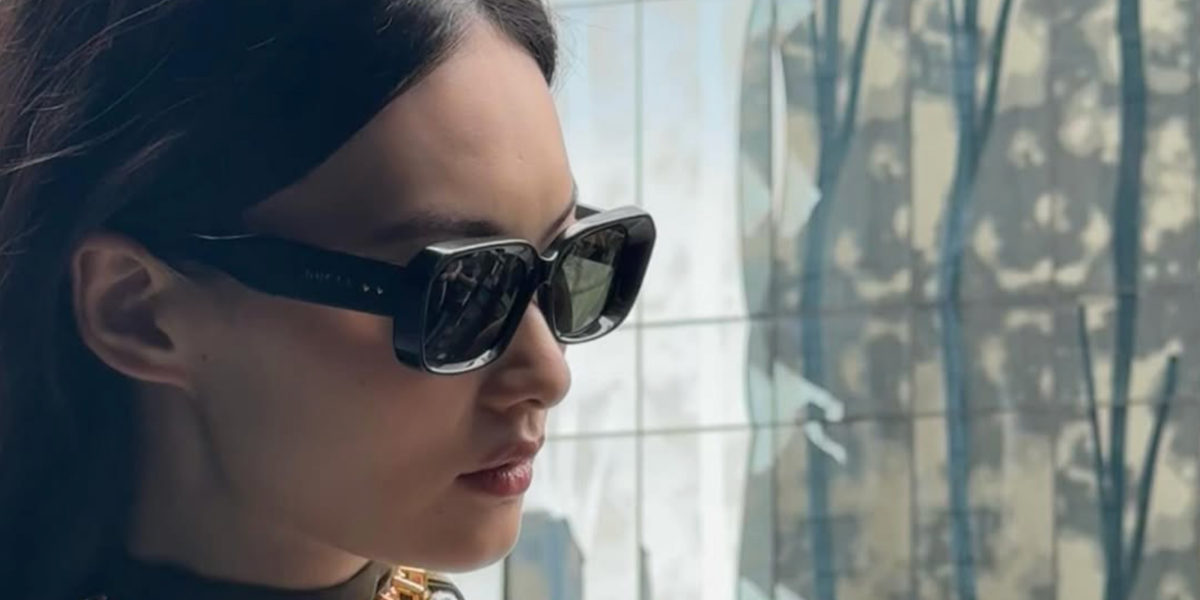 Chinese supermodel He Cong was seen wearing black Gucci GG1531SK 001 sunglasses