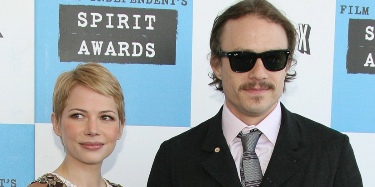Legendari actor Heath Ledger, pictured with then partner Michelle Williams, was seen wearing the iconic Ray-Ban Wayfarer 2140 901 Black sunglasses at the Film Independent Spirit Awards 2007