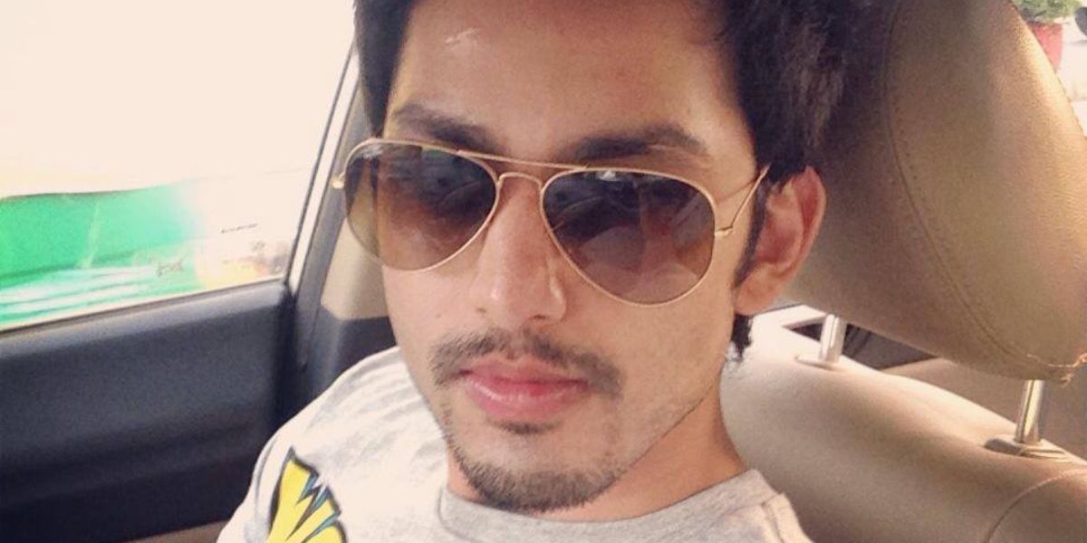 Bollywood actor HImansh Kohli was seen wearing gold Ray-Ban Aviator 3025 001/51 Gold/Light Brown Gradient sunglasses in his social media post in 2014