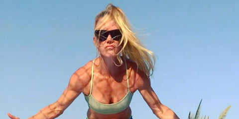 Mixed martial artist Holly Holm was seen wearing black Ray-Ban Wayfarer II RB 2185 901/31 sunglasses in her Instagram post, September 2020. Shop online now on Pretavoir