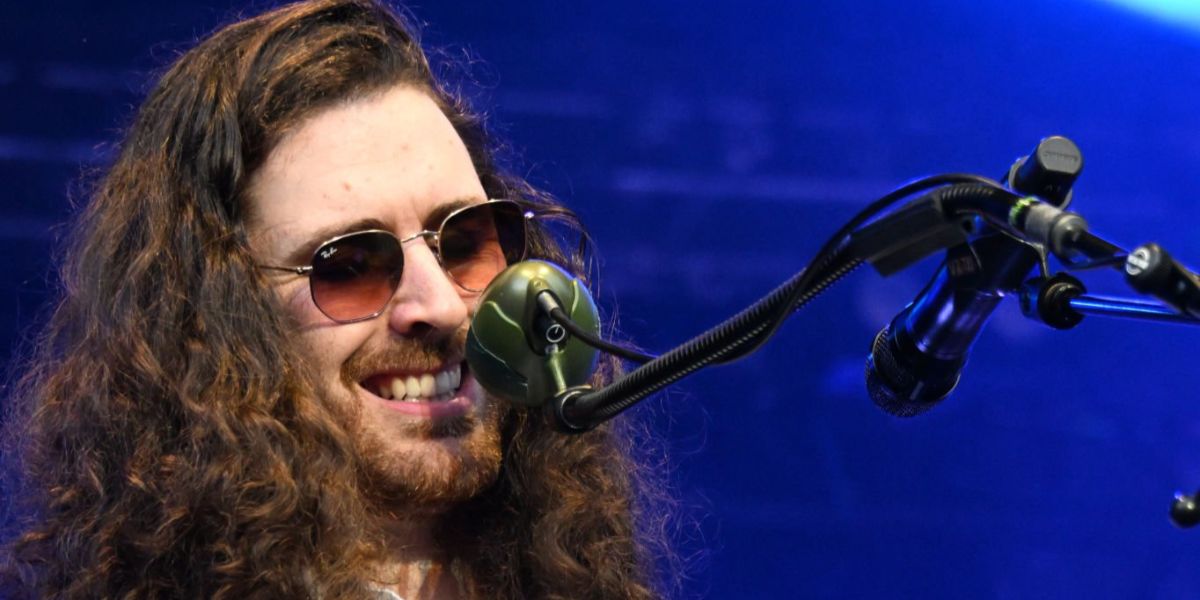 Irish singer Hozier was seen wearing gold Ray-Ban Hexagonal RB 3548N 9124/43 sunglasses with brown to grey gradient lenses onstage at the Railbird Music Festival 2024. Shop online now on Pretavoir