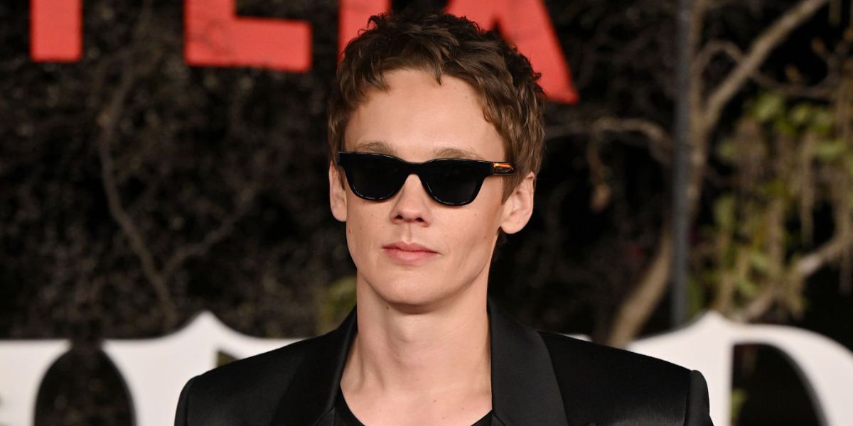 Hunter Doohan was seen wearing black Saint Laurent Sun SL 462 Sulpice 001 sunglasses at the Netflix's "Wednesday Island Fan Event" in Sydney, August 2025. Shop online now on Pretavoir