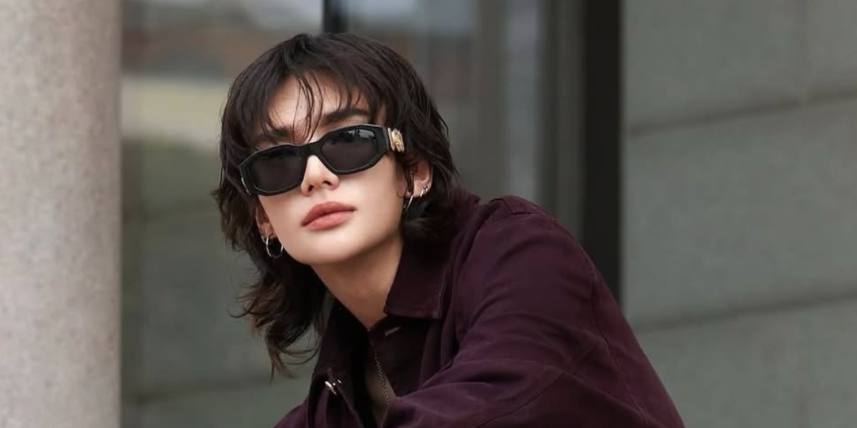 South Korean rapper Hyunjin of K-pop group Stray Kids was seen wearing black Versace 4361 GB1/87 Medusa Biggie Sunglasses in his appointment as Versace Global Brand Ambassador. Shop online now on Pretavoir