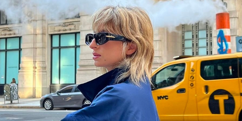 French digital creator Izzipoopi was seen wearing black Bottega Veneta BV1144S 001 sunglasses in her Facebook profile photo. Shop online now on Pretavoir