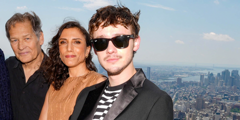 Actor Jack Alcott, pictured with the casts of "Dexter: Ressurection". was seen wearing tortoiseshell Ray-Ban Wayfarer RB 2140 1382/R5sunglasses with grey lenses at the Empire State Building, July 2025. Shop online now on Pretavoir