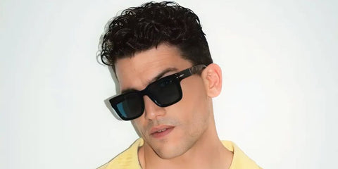 Spanish actor Jaime Lorente was seen wearing black and tortoiseshell David Beckham DB 7100/S WR7MT square sunglasses with green mirrored lenses in a Mad Men Magazine feature. Shop online now on Pretavoir