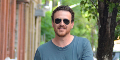 Jason Segel was seen wearing Ray-Ban Aviator 3025 L0205 Gold/G15 Green sunglasses. Shop online now on Pretavoir