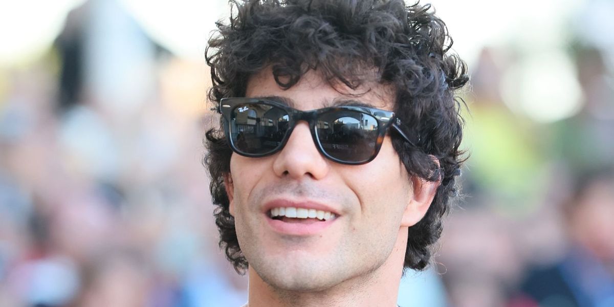 Spanish actor Javier Calvo was seen wearing tortoise Ray-Ban Wayfarer RB 2140 1382/R5 sunglasses with grey lenses at the San Sebastian Film Festival 2026.