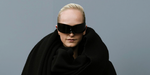 Model Jean Campbell was seen wearing Balenciaga BB0299S 001 shield sunglasses at the Balenciaga Spring/Summer 2025 fashion show during Paris Fashion Week. Shop online now on Pretavoir