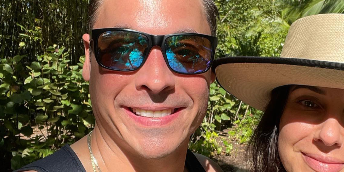 Food Network host Jeff Mauro was seen wearing matte black Maui Jim Red Sands B432-2M sunglasses in The Bahamas, shared through his Instagram post in January 2023.