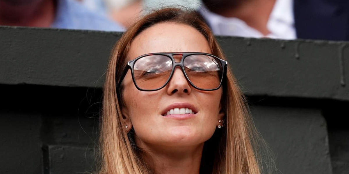 Jelena, wife of Novak Djokovic, was seen wearing tortoiseshell Saint Laurent Sun SL 596 Dune 003 aviator sunglasses with yellow lenses at the Wimbledon Tennis Championships 2025. Shop online now on Pretavoir