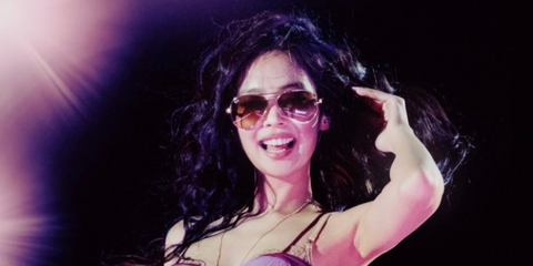 Jennie Kim was seen wearing gold Ray-Ban Aviator Max RB 3925 001/51 sunglasses with brown gradient lenses onstage at the Mad Cool Festival in Madrid, July 2026.