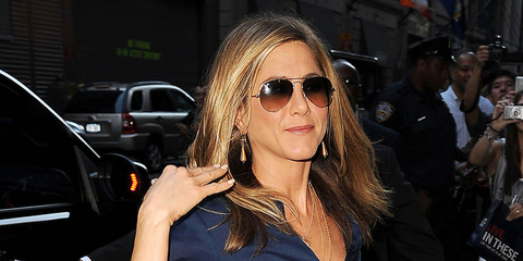 Jennifer Aniston was seen wearing ruthenium Ray-Ban Aviator 3025 004/51 Grey/Brown Gradient sunglasses.