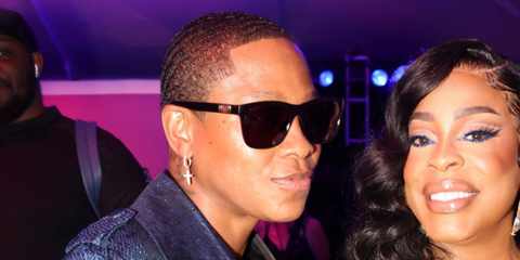 Singer-songwriter Jessica Betts, pictured with partner Niecy Nash, was seen wearing black Gucci GG0746SA 001 sunglasses at the BET Awards 2024. Shop online now on Pretavoir