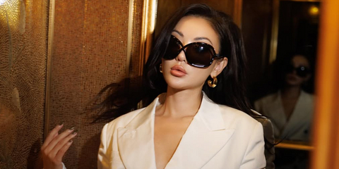 Chinese-American influencer Jessica Wang was seen wearing black Tom Ford Bettina TF1068/S 01A sunglasses to attend the Tom Ford Spring/Summer 2024 fashion show. Buy online now on Pretavoir