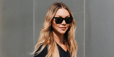 Jessie Andrews was seen wearing the iconic Ray-Ban Wayfarer 2140 901 Black sunglasses at the Prada Spring/Summer 2026 fashion show during Milan Fashion Week. Shop online now on Pretavoir