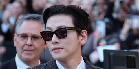 South Korean actor Ji Chang-wook was seen wearing black Tom Ford Mikel TF1085 01A sunglasses at the Tom Ford Spring/Summer 2026 fashion show during Paris Fashion Week. Shop online now on Pretavoir