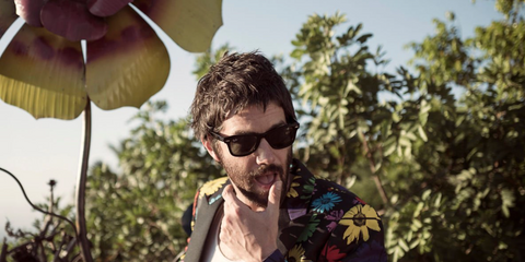 British actor and musician Jim Sturgess was seen wearing the iconic Ray-Ban Wayfarer 2140 901 Black sunglasses in a Seventh Man magazine feature. Shop online now on Pretavoir