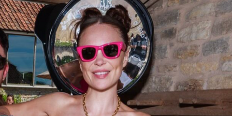 Irish comedian Joanne McNally was seen wearing pink Ray-Ban Wayfarer Puffer RB 4940 6832/87 sunglasses at the Glastonbury Festval 2025.