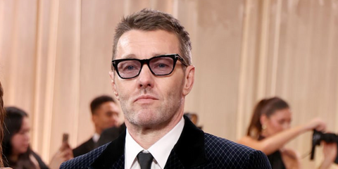 Joel Edgerton was seen wearing black Tom Ford Penn-02 TF1362 05A sunglasses with light grey lenses at the Golden Globes 2026.