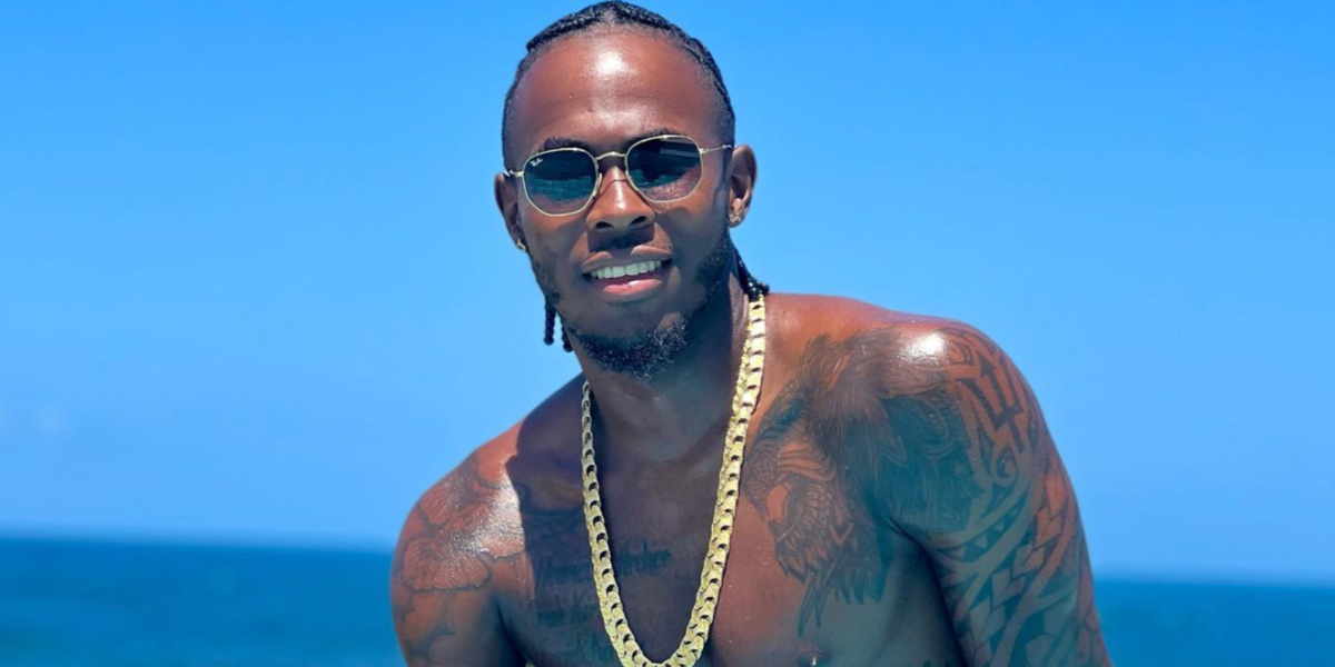 Cricketer Jofra Archer was seen wearing gold Ray-Ban Hexagonal RB 3548N 9124/43 sunglasses with brown gradient lenses in his Instagram post, April 2022. Shop online now on Pretavoir