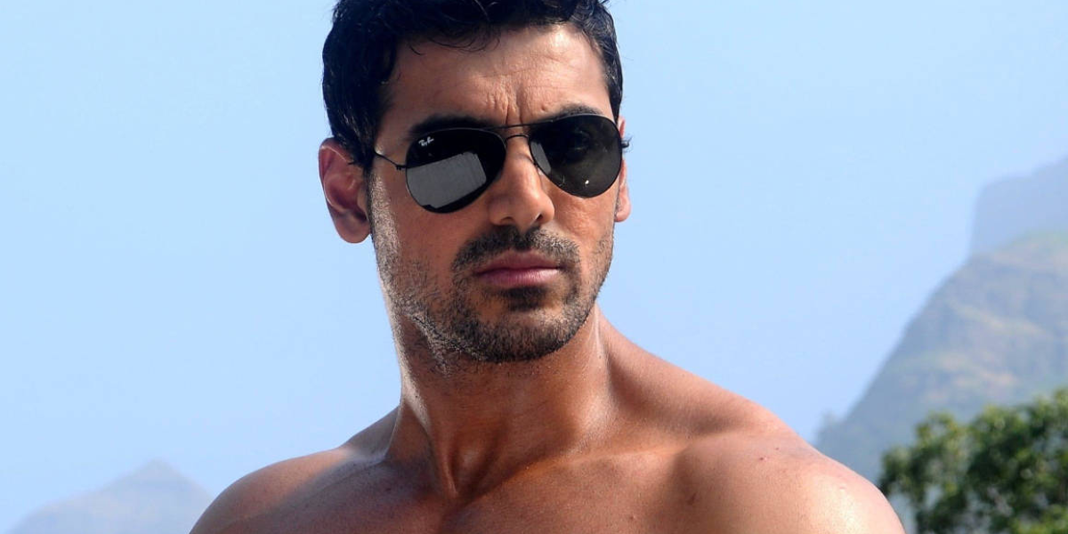 Bollywood actor John Abraham was seen wearing Ray-Ban Aviator RB 3025 L2823 Black/Green sunglasses. Shop online now on Pretavoir