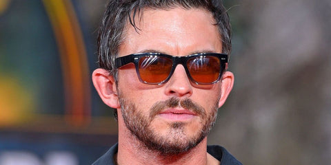 Actor Jonathan Bailey was seen wearing transparent grey gradient Oliver Peoples N.04 Sun OV5552SU 1777/53 sunglasses with brown lenses at the Berlin premiere of "Jurassic World Rebirth" in June 2025. Shop online now on Pretavoir