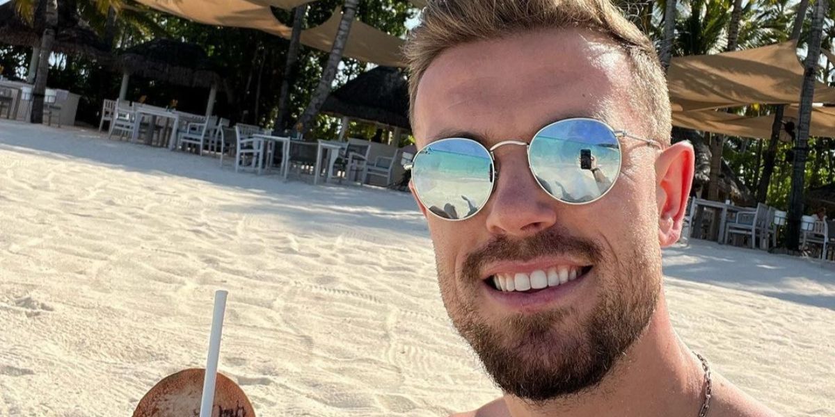 Footballer Jordan Henderson was seen wearing silver Ray-Ban Round Metal 3447 019/30 sunglasses with green mirrored lenses in 2022. Shop online now on Pretavoir